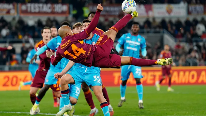 Akrobacija Donjela Malena (Roma) na meču sa Kaljarijem